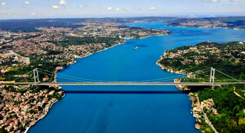İstanbul’da Tekne Turu: Boğazın Eşsiz Güzelliklerini Keşfetmenin En Keyifli Yolu
